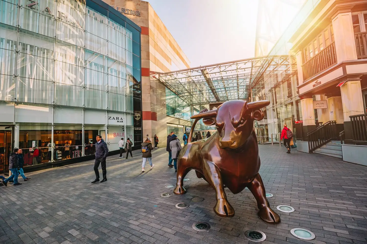 The bull statue in the shopping centre