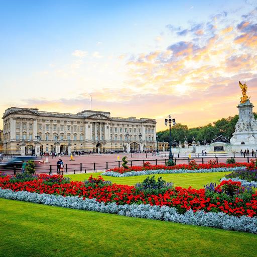 Buckingham Palace Gardens: How to Visit the Queen's Garden - Suitcases and  Sandcastles